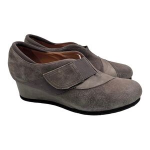 Earthies Bondy Dusty Gray Suede Wedge Booties 11 B hook loop cross strap